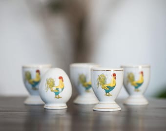 4 egg cups and salt shaker with a rooster motif, 1960s style / Retro country-style tableware / Vintage breakfast set / Retro tableware collection