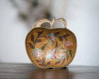 Vintage apple-shaped trinket tray in enameled brass – 1980s retro item – Colorful flowers – Vintage oriental style – Vintage decorative object