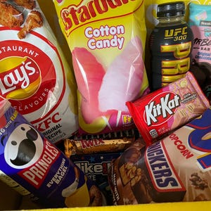 International Snack Gift Box, Prime Drink, Kit Kat, Chips, Chocolate PLEASE READ DESCRIPTION bild 2