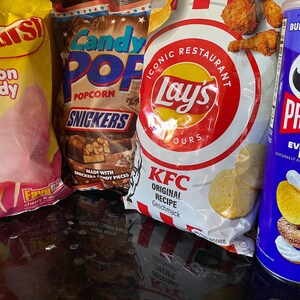 International Snack Gift Box, Prime Drink, Kit Kat, Chips, Chocolate PLEASE READ DESCRIPTION bild 3