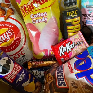 International Snack Gift Box, Prime Drink, Kit Kat, Chips, Chocolate PLEASE READ DESCRIPTION bild 1