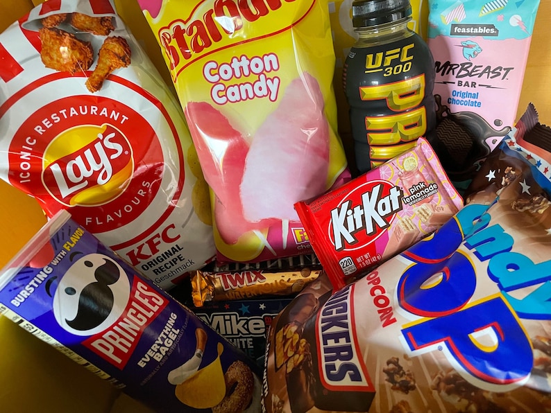International Snack Gift Box, Prime Drink, Kit Kat, Chips, Chocolate PLEASE READ DESCRIPTION bild 1