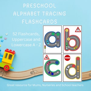 Puede incluir: Tarjetas de trazo del alfabeto para preescolares. Las tarjetas presentan letras mayúsculas y minúsculas A-Z, cada letra diseñada como una carretera con coches y señales de tráfico. Un tren de juguete y una vía de madera se ven en la esquina.