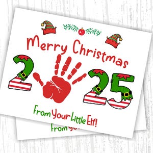 Op de afbeelding: Twee witte kerstkaarten met een feestelijk ontwerp. De kaarten bevatten de tekst "Merry Christmas 25" met een rode handafdruk die de "0" in "2025" vervangt. De kaarten bevatten ook de tekst "From Your Little Elf!"
