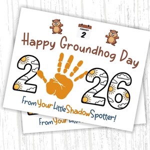 Peut inclure: Deux cartes blanches avec le texte "Happy Groundhog Day" et "From Your Little Shadow Spotter!". Les chiffres "2" et "26" sont décorés de soleils et de nuages. Une empreinte de main est au centre, et un calendrier indique le 2 février.