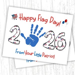 Può includere: Una carta bianca con la scritta rossa "Happy Flag Day!", un'impronta di mano blu e i numeri "2" e "26" decorati con bandiere americane. La carta dice anche "From Your Little Patriot!"