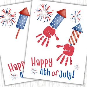 Può includere: Due schede stampabili a tema rosso, bianco e blu. Le schede presentano fuochi d'artificio con impronte di mani e il testo "Happy 4th of July!"