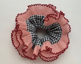 Dubbellaagse scrunchie met zwarte gingham-ruches, roodroze geplooide rand, miniruitje