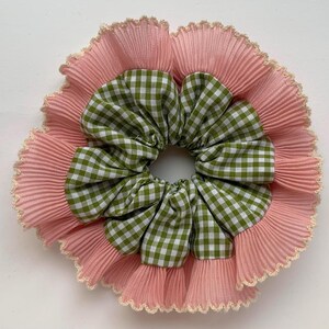 Scrunchie, olivgrüner Vichykaro, rosa cremefarbene Faltenborte, Minikaro, 15 cm