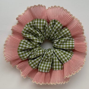 Chouchou à volants vichy vert olive, bordure plissée rose crème, mini carreaux, 15 cm