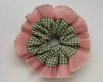 Olijfgroene ruchesscrunchie met gingham-ruit, roze crèmekleurige plooirand, miniruit, 15 cm