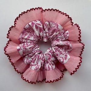 Rosa Toile Volang Scrunchie | Blush Plisserad Kant | Volanghårsband | Handgjord Statement Scrunchie Gåva