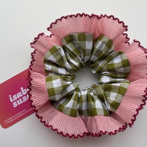 Olivgrön gingham & rosa volanghårsnöre | Hårsnodd med volang | Handgjord iögonfallande present