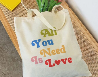 Todo lo que necesitas es amor Tote Bag Kindness Tote Bag Preppy Summer Canvas Bag Queer Tote Bag LGBTQ Regalos Chicas Retro Shopper Cumpleaños Idea de regalo