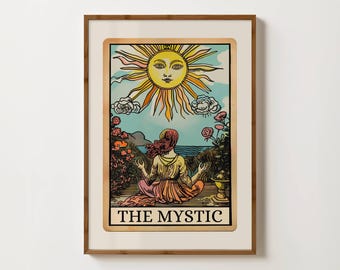 Może przedstawiać: Oprawiony wydruk ścienny zatytułowany THE MYSTIC, przedstawiający osobę siedzącą w pozycji medytacyjnej przed dużym żółtym słońcem, otoczoną kwiatami, zielenią i błękitnym morzem, umieszczony w drewnianej ramie na gładkiej ścianie.