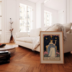 Puede incluir: Impresi&oacute;n enmarcada de una carta del tarot con un dise&ntilde;o celestial. Representa a una mujer sosteniendo un c&oacute;ctel sobre un fondo estrellado azul oscuro, con las palabras "THE AUDACITY" en la parte inferior. El marco es de color marr&oacute;n claro.