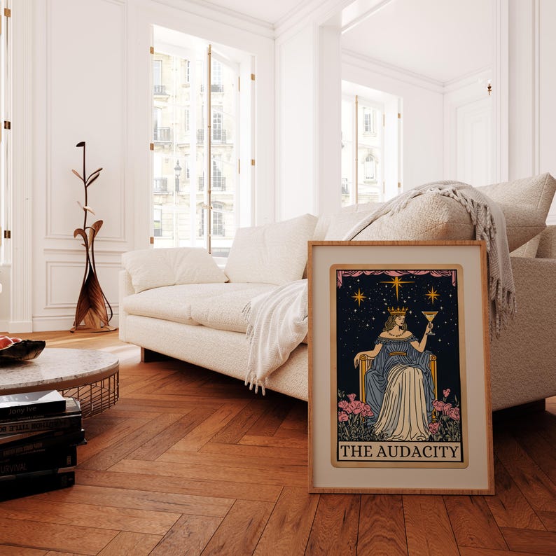 Puede incluir: Impresi&oacute;n enmarcada de una carta del tarot con un dise&ntilde;o celestial. Representa a una mujer sosteniendo un c&oacute;ctel sobre un fondo estrellado azul oscuro, con las palabras "THE AUDACITY" en la parte inferior. El marco es de color marr&oacute;n claro.