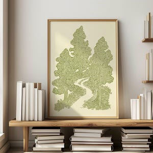 K&ouml;nnte beinhalten: Ein gerahmter Kunstdruck mit einer stilisierten Darstellung von B&auml;umen und einem gewundenen Pfad in Gr&uuml;n- und Beiget&ouml;nen. Das Kunstwerk wird auf einem Holzregal mit B&uuml;chern ausgestellt, was eine gem&uuml;tliche Atmosph&auml;re schafft. Der Druck ist in einem goldenen Rahmen.