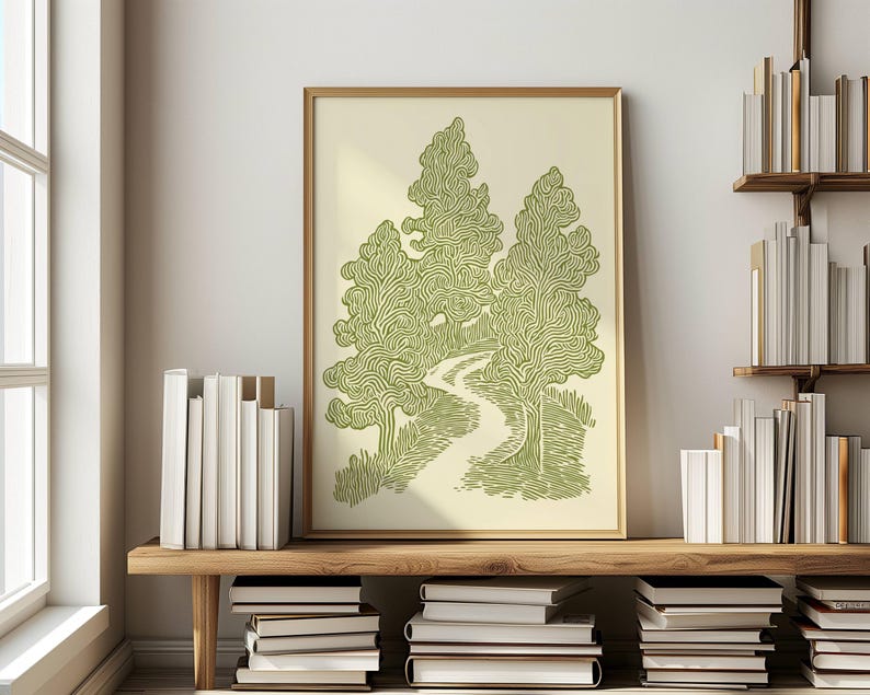 K&ouml;nnte beinhalten: Ein gerahmter Kunstdruck mit einer stilisierten Darstellung von B&auml;umen und einem gewundenen Pfad in Gr&uuml;n- und Beiget&ouml;nen. Das Kunstwerk wird auf einem Holzregal mit B&uuml;chern ausgestellt, was eine gem&uuml;tliche Atmosph&auml;re schafft. Der Druck ist in einem goldenen Rahmen.