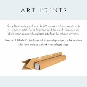 K&ouml;nnte beinhalten: Gerollter Kunstdruck in einer Pappr&ouml;hre, mit einem Karton links. Der Text "ART PRINTS" befindet sich oben. Die Beschreibung erw&auml;hnt Papier in Galeriequalit&auml;t und ungerahmte Drucke.