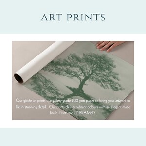 Pu&ograve; includere: Una stampa d'arte gicl&eacute;e con un'illustrazione di un albero verde scuro su sfondo chiaro. Il testo recita: ART PRINTS. Our gicl&eacute;e art prints use gallery-grade 200 gsm paper to bring your artwork to life in stunning detail. Our prints deliver vibrant colours with an elegant matte finish. Prints are UNFRAMED.