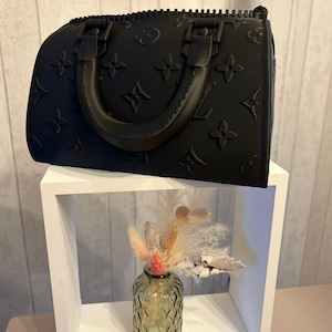 Skulpturell kruka med monogram | Ikonisk modeinspirerad blomvas | Lyxig inredning i stil | Djärvt noir-inredningstillbehör | Pappershållare för näsdukar | Lux