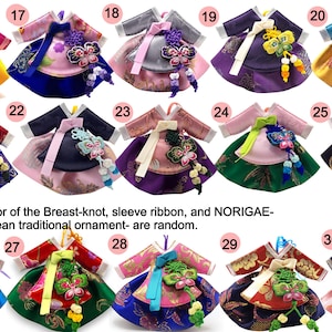 K&ouml;nnte beinhalten: Eine Sammlung von f&uuml;nfzehn Miniatur-Hanbok-Ornamenten, nummeriert von 16 bis 30, jeweils mit gemustertem Oberteil, ausgestelltem Rock, Brustknoten, &Auml;rmelband und Norigae-Schmuck. Der Text besagt, dass Knoten, Band und Norigae-Farben zuf&auml;llig sind.