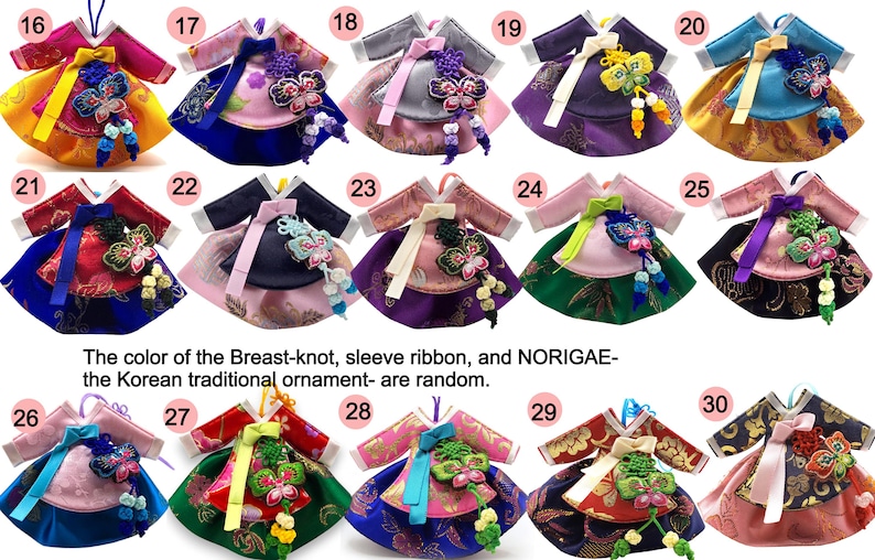 K&ouml;nnte beinhalten: Eine Sammlung von f&uuml;nfzehn Miniatur-Hanbok-Ornamenten, nummeriert von 16 bis 30, jeweils mit gemustertem Oberteil, ausgestelltem Rock, Brustknoten, &Auml;rmelband und Norigae-Schmuck. Der Text besagt, dass Knoten, Band und Norigae-Farben zuf&auml;llig sind.