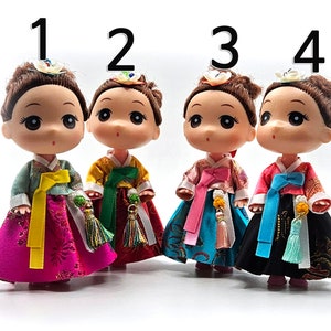 It is a doll wearing "Hanbok," a traditional Korean clothing.
It's small, so use it as a decoration for a key ring or bagCharm