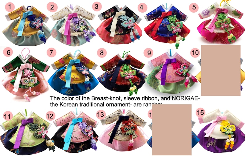 K&ouml;nnte beinhalten: Eine Sammlung von vierzehn Miniatur-Hanbok-Ornamenten mit verschiedenen Farbkombinationen aus Satin, gemusterten Oberteilen und R&ouml;cken. Jedes Kleidungsst&uuml;ck enth&auml;lt ein dekoratives Norigae-Schmetterlingsornament und ein Band an der Brust.