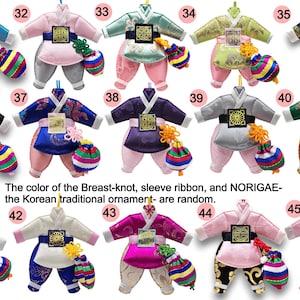 K&ouml;nnte beinhalten: Eine Sammlung von f&uuml;nfzehn koreanischen Hanbok-Miniaturornamenten mit den Nummern 31 bis 45, die verschiedene Stofffarben und Muster aufweisen, jeweils mit einem G&uuml;rtel, einem quadratischen Emblem und einem kleinen, bunten Norigae-Anh&auml;nger.