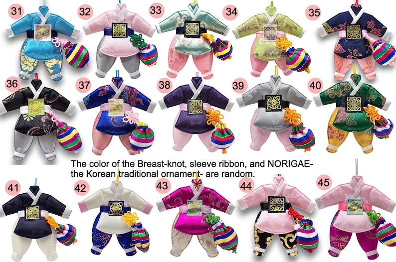 K&ouml;nnte beinhalten: Eine Sammlung von f&uuml;nfzehn koreanischen Hanbok-Miniaturornamenten mit den Nummern 31 bis 45, die verschiedene Stofffarben und Muster aufweisen, jeweils mit einem G&uuml;rtel, einem quadratischen Emblem und einem kleinen, bunten Norigae-Anh&auml;nger.