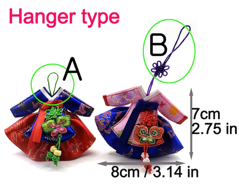 K&ouml;nnte beinhalten: Zwei Miniatur-Hanbok-Ornamente mit Aufh&auml;ngertypen A und B. Das linke Ornament ist blau-rot mit einer gr&uuml;nen Schlaufe, das rechte rosa-blau mit einer violetten Schlaufe. Beide haben Zierknoten und Stickereien. Die Ma&szlig;e betragen 7 cm mal 8 cm.