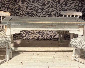 Shabby Chic poppenhuismeubilair.. miniatuur eetset.. poppentafel en stoelen.. shabby chic miniatuurcreatie