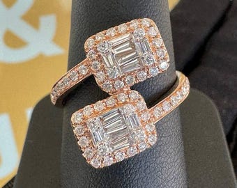 Peut inclure: Une bague en or rose avec deux montures carrées, chacune ornée d'un groupe de diamants de taille baguette.
