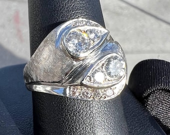 Peut inclure: Une bague en argent avec deux diamants en forme de poire et de plus petits diamants sertis dans la bande.