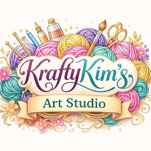 Puede incluir: Un logotipo colorido para Krafty Kim's Art Studio, con un dise&ntilde;o en forma de nube con el nombre de la empresa en escritura p&uacute;rpura y turquesa. El logotipo incluye ovillos de lana, materiales de arte y una pancarta que dice "Art Studio".