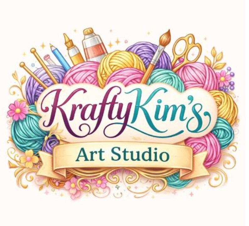 Puede incluir: Un logotipo colorido para Krafty Kim's Art Studio, con un dise&ntilde;o en forma de nube con el nombre de la empresa en escritura p&uacute;rpura y turquesa. El logotipo incluye ovillos de lana, materiales de arte y una pancarta que dice "Art Studio".