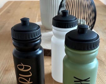 Trinkflasche aus Plastik – mit Namen | Personalisiert | 500ml | Geschenk für Kinder & Erwachsene