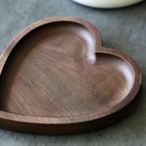 Handgefertigtes Tablett aus Nussbaum Holz: Ringschale, Schlüsselhalter