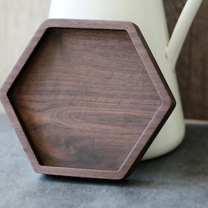 Handgefertigtes Sechseckiges Tablett aus Nussbaum Holz: Ringschale, Schlüsselhalter