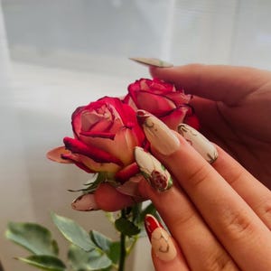 Red Rose Hand-Painted Press-On Nails – Vintage Floral Nail Art with Gold Detailing, Romantic Almond Set
