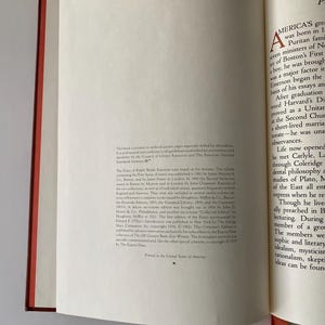Puede incluir: Libro abierto con lomo rojo y marcap&aacute;ginas melocot&oacute;n. Las p&aacute;ginas son color crema con texto negro. El texto detalla la impresi&oacute;n del libro, el autor y los ensayos.