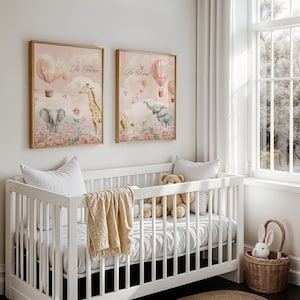 Estampas para quarto de bebê de menina, arte de parede com animais de safári, sala de jogos para quarto de menina, decoração floral rosa-claro, estampas de elefante, leão e girafa, download digital