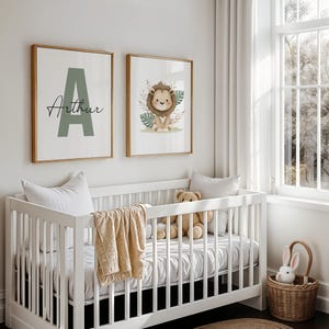 Juego de 2 piezas de decoración de pared personalizada con diseño de león para habitación de bebé (nombre e inicial personalizados), decoración safari en verde pastel, descarga digital para habitación de bebé niño.