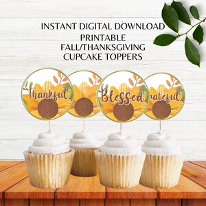 Peut inclure: Quatre cupcakes avec glaçage blanc sont surmontés de décorations imprimables pour cupcakes d'automne/Thanksgiving. Les décorations présentent des tournesols et les mots "thankful", "blessed" et "grateful". L'image comprend également le texte "Instant Digital Download" et "Cupcake Toppers".