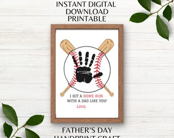 Op de afbeelding: Printbare vaderdag-handwerk met een honkbal met een handafdruk in het midden. De tekst luidt "Ik heb een homerun geslagen met een vader als jij! Liefs."