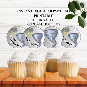 Könnte beinhalten: Vier Cupcakes mit weißem Zuckerguss und dekorativen Toppern. Die Topper sind kreisförmig mit einem grauen Tornado-Design und dem Text "Happy Birthday", "Four-nado" und "Trouble". Das Bild enthält auch den Text "Instant Digital Download Printable Fournado Cupcake Toppers".