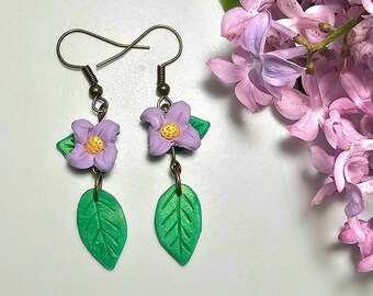 Pendientes lila - Pendientes colgantes de arcilla polimérica hechos a mano con alambres de oído colgantes de latón antiguo - flor lila púrpura claro con hoja colgante