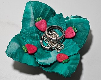 Plato de baratijas, cuenco para anillos, hojas y fresas, bandeja decorativa hecha a mano de arcilla polimérica utilizada para guardar objetos pequeños: joyas, pulseras, dijes